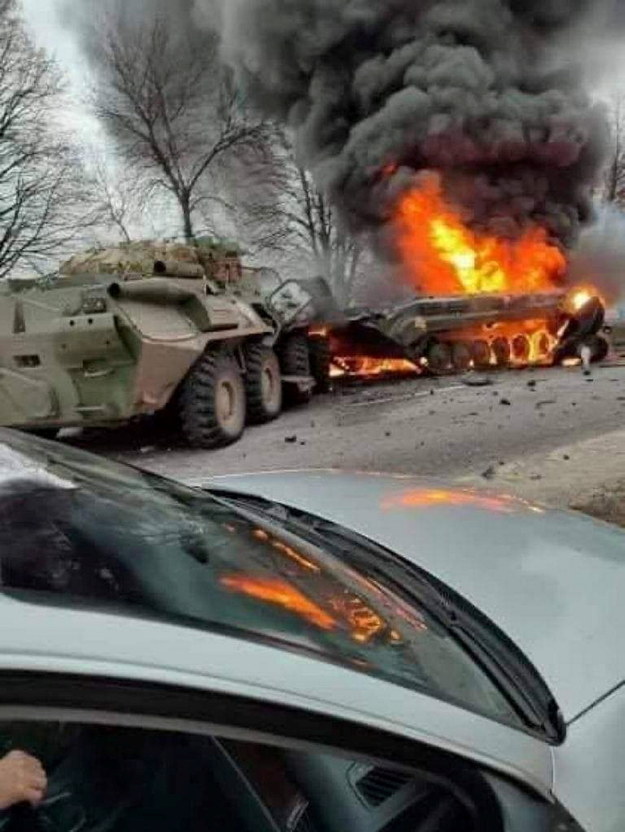 Zniszczona kolumna wojsk Federacji Rosyjskiej w rejonie Głuchowej /PAP