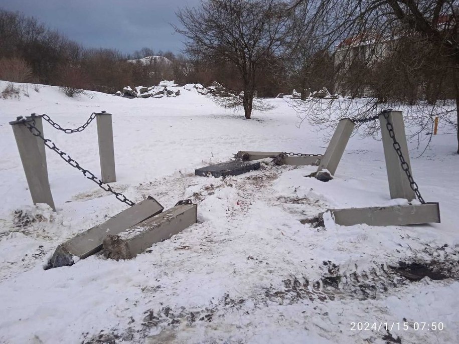 Zniszczona macewa - pomnik /fot. Ludmiła Maruszewska z Muzeum KL Plaszow /Facebook