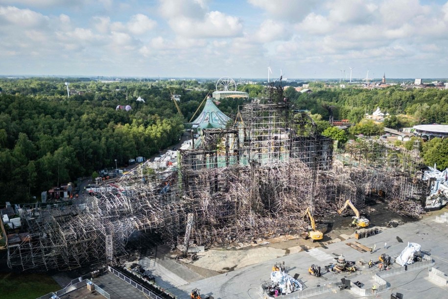 Zniszczona przez ogień główna scena festiwalu Tomorrowland 2025 /byline /East News/AFP