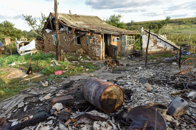 Zniszczona przez Rosjan wieś pod Charkowem /OLEG PETRASYUK /PAP/EPA