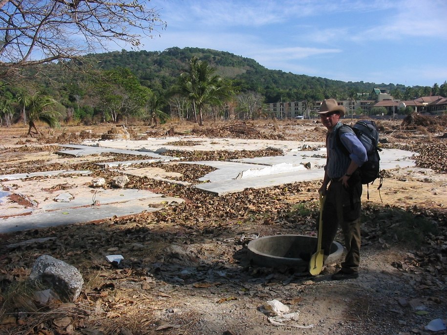 Zniszczona przez tsunami zabudowa w rejonie Tri Trang Beach na wyspie Phuket, Tajlandia; na zdjęciu prof. Grzegorz Rachlewicz (zdjęcie z początku lutego 2005 r.) /prof. Witold Szczuciński /