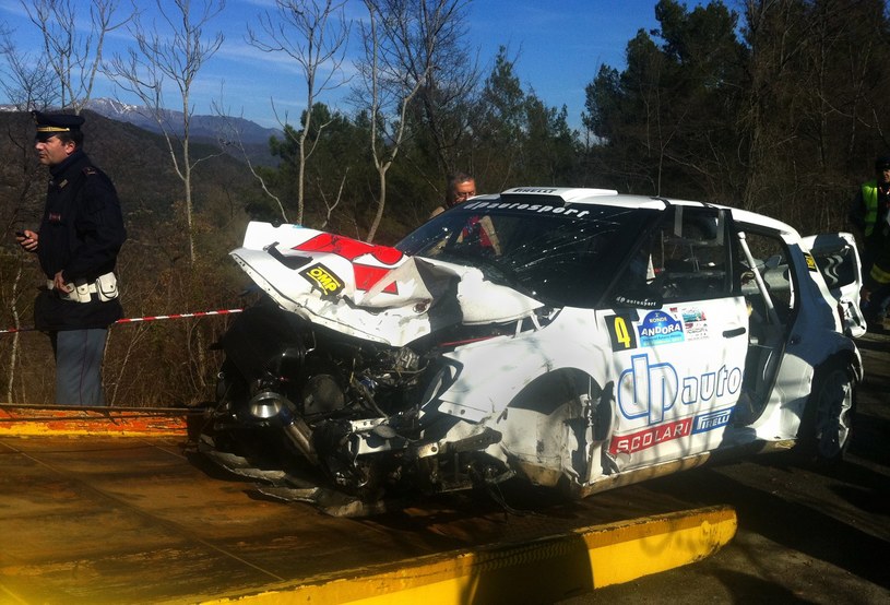Zniszczona rajdówka Roberta Kubicy podczas rajdu Ronde di Andora /AFP