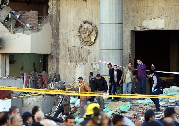 Zniszczona siedziba policji w centrum Kairu /KHALED ELFIQI   /PAP/EPA