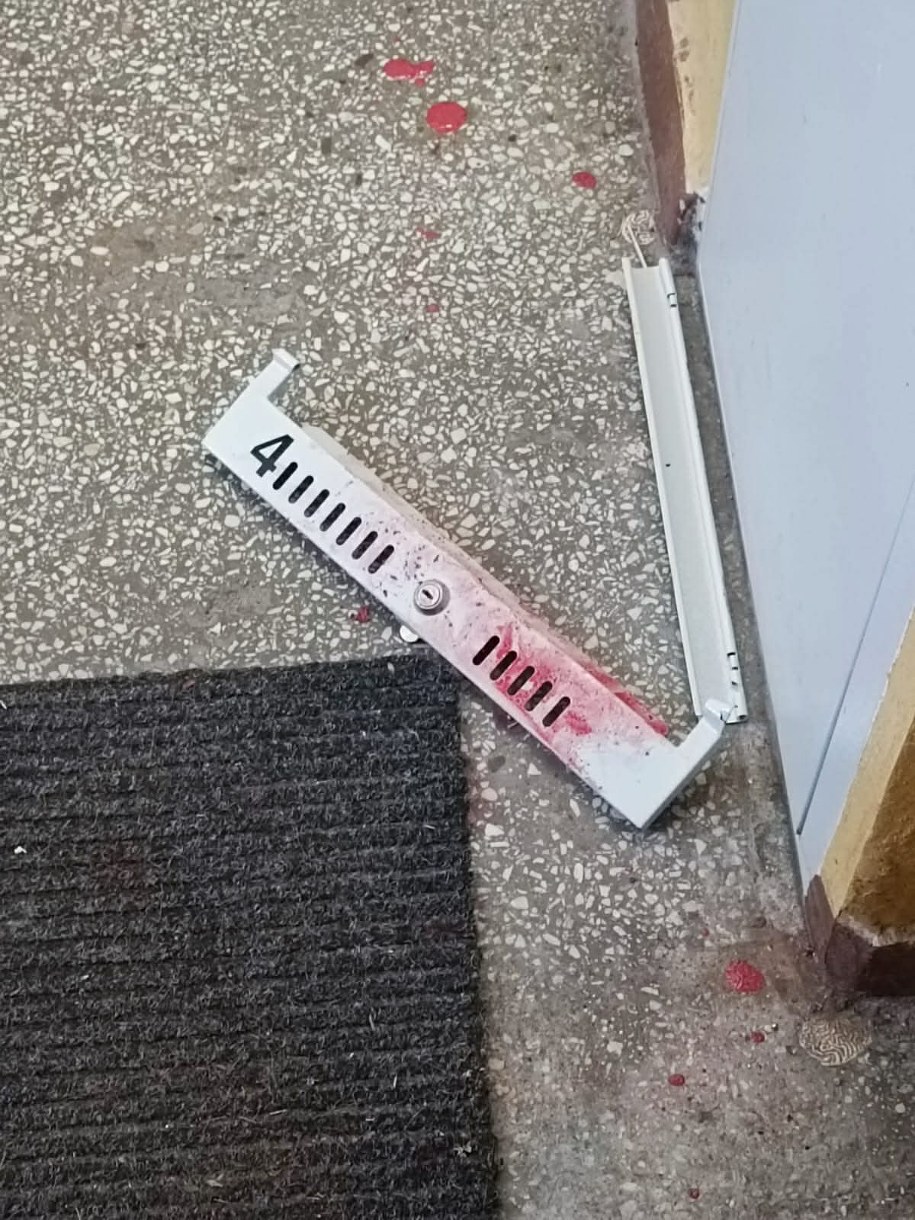 Zniszczona skrzynka pocztowa /