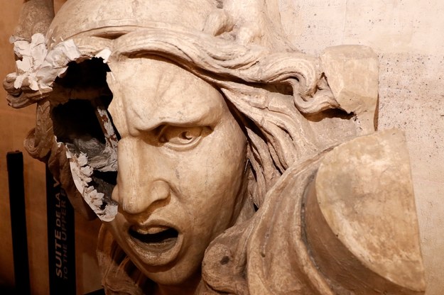Zniszczona statua Marianne, symbolu Francji, znajdująca się wewnątrz Łuku Triumfalnego /ETIENNE LAURENT /PAP/EPA