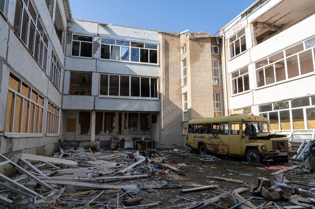 Zniszczona szkoła na osiedlu typu miejskiego Staryj Sałtiw w obwodzie charkowskim /PAP