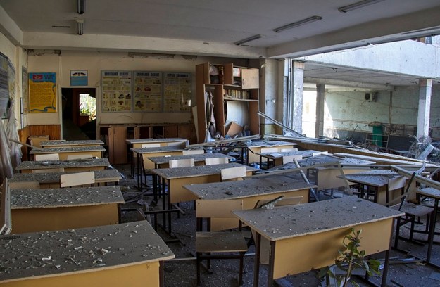Zniszczona szkoła pod Charkowem na zdjęciu ilustracyjnym /SERGEY KOZLOV /PAP/EPA