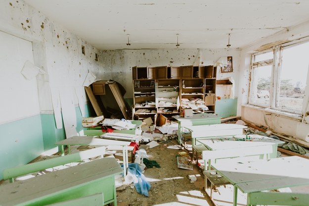 Zniszczona szkoła w Mariupolu /Shutterstock
