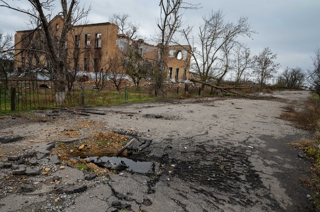 Zniszczona szkoła w miejscowości Perwomajsk w obwodzie mikołajowskim /Viacheslav Ratynskyi /PAP/EPA