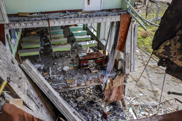 Zniszczona szkoła w obwodzie chersońskim /HANNIBAL HANSCHKE /PAP/EPA