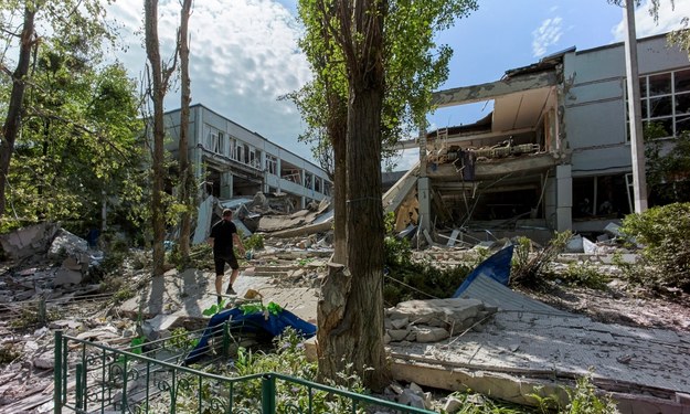 Zniszczona szkoła w pobliżu Charkowa /SERGEY KOZLOV /PAP/EPA