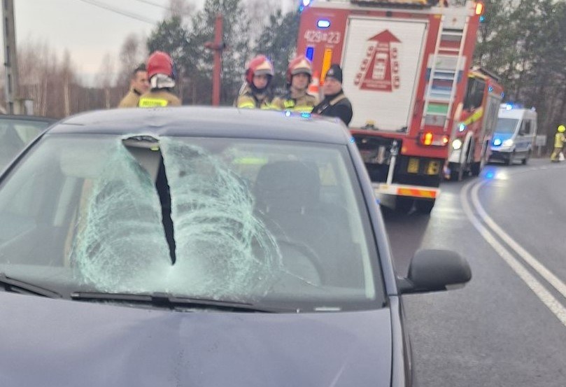 Zniszczona szyba volkswagena /KPP w Garwolinie /Policja