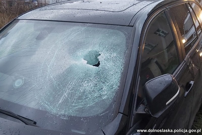 Zniszczona szyba w bmw /Policja Dolnośląska /