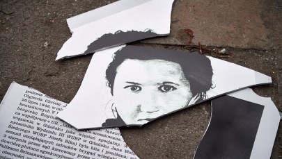 Zniszczona tablica na pomniku "Inki" w Gdańsku