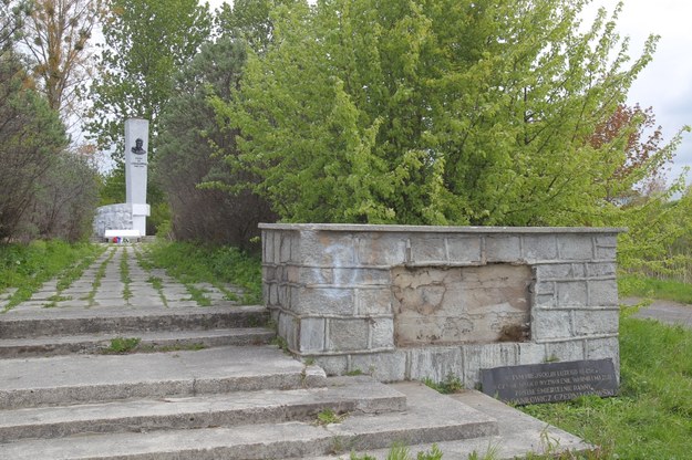 Zniszczona tablica przy pomniku generała Armii Czerwonej Iwana Czerniachowskiego w Pieniężnie /Tomasz Waszczuk /PAP