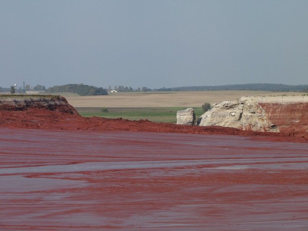 Zniszczona tama zbiornika w miejscowości Ajka &nbsp; /Fot. Piotr Glinkowski /RMF FM