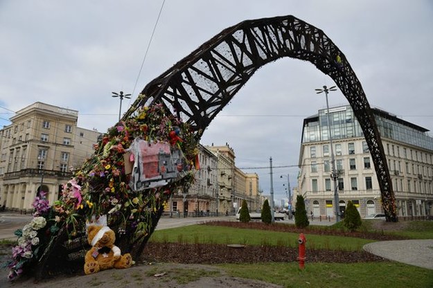 Zniszczona tęcza na Pl. Zbawiciela /Radek Pietruszka /PAP