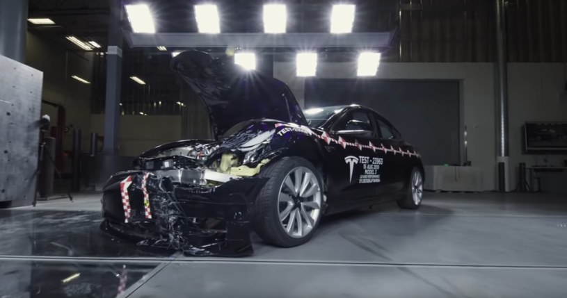 Zniszczona Tesla Model 3 / YouTube /materiał zewnętrzny