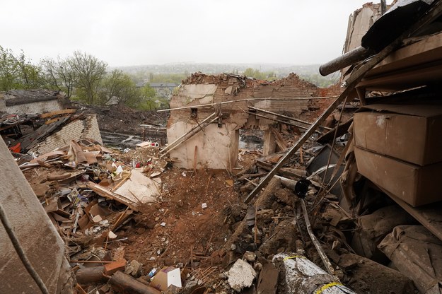 Zniszczona w wyniku rakietowego ataku wojsk rosyjskich siedziba Muzeum Krajoznawczego w Kupiańsku /Mykola Kalyeniak /PAP