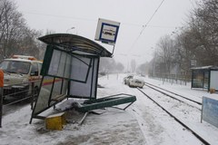 Zniszczona wiata przystanku w Łodzi 