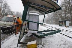 Zniszczona wiata przystanku w Łodzi 
