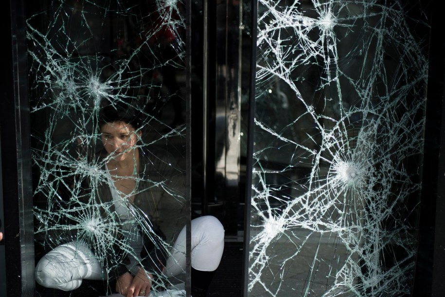 Zniszczona witryna sklepowa na Polach Elizejskich /	JULIEN DE ROSA /PAP/EPA