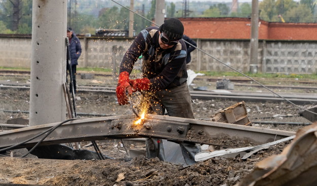 Zniszczona zajezdnia kolejowa w Charkowie na zdjęciu z 28 września /Mykola Kalyeniak /PAP