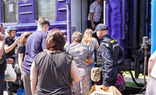 Zniszczona zapora w Nowej Kachowce. 17 tys. osób zostanie ewakuowanych [ZAPIS RELACJI]