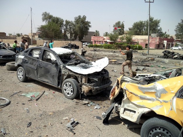 Zniszczone auta po bombardowaniu Tuz Khurmato /STR /PAP/EPA