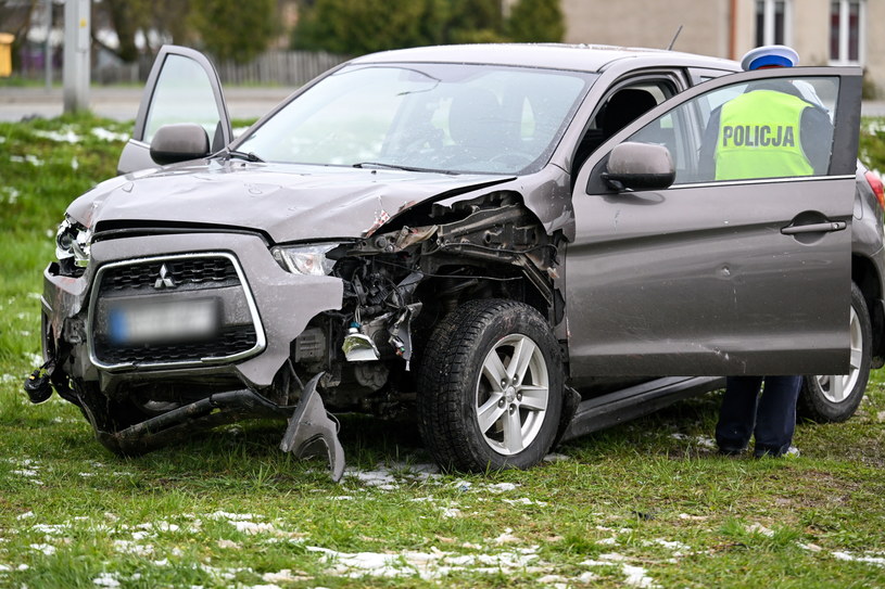 Zniszczone auto po wypadku w Przemyślu /Darek Delmanowicz /PAP