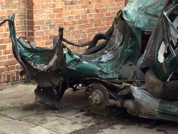 Zniszczone auto, w którym zginęłi młodzi ludzie /Kuba Kaługa /RMF FM