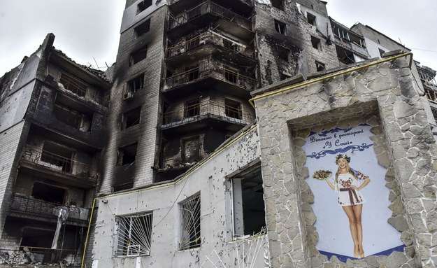 Zniszczone bloki w Borodziance w obwodzie kijowskim /EPA/OLEG PETRASYUK /PAP