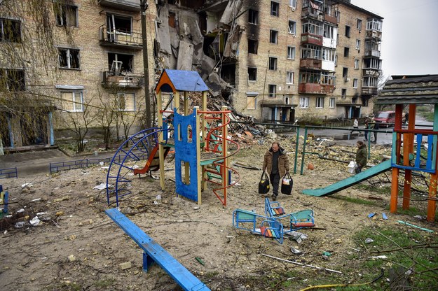 Zniszczone bloki w miejscowości Horenka w obwodzie kijowskim /OLEG PETRASYUK /PAP/EPA