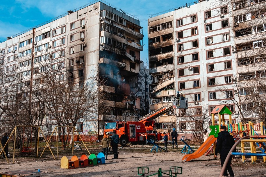 Zniszczone bloki w Zaporożu /ARSEN DZODZAIEV /PAP/EPA