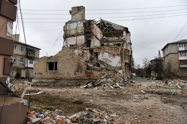 Zniszczone budynki mieszkalne w Łumaniu /OLEG PETRASYUK /PAP/EPA