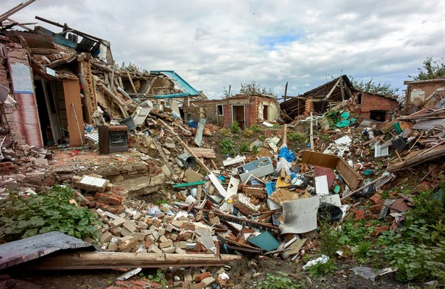 Zniszczone budynki mieszkalne we wsi Cyrkuny w obwodzie charkowskim /SERGEY KOZLOV /PAP/EPA