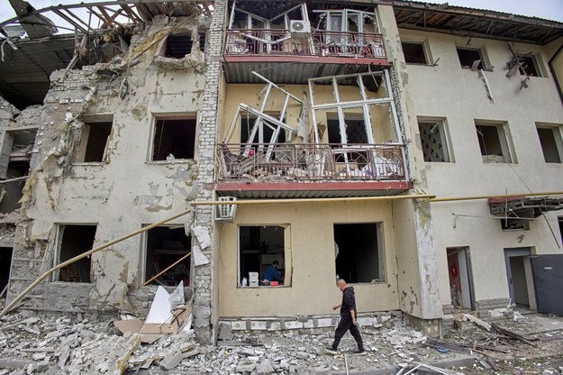 Zniszczone budynki po rosyjskim ostrzale /SERGEY KOZLOV /PAP/EPA