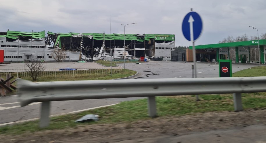 Zniszczone budynki przy drodze do Kijowa /Mateusz Chłystun /RMF FM