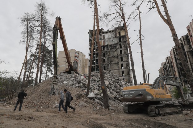 Zniszczone budynki w Irpieniu /SERGEY DOLZHENKO /PAP/EPA