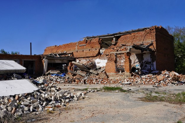 Zniszczone budynki w mieście Orichiw w obwodzie zaporoskim /Alena Solomonova /PAP