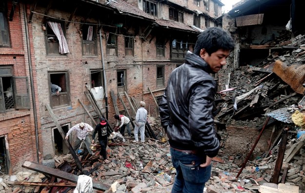 Zniszczone budynki w pobliżu Katmandu /SEDAT SUNA /PAP/EPA