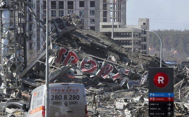 Zniszczone centrum handlowe w Kijowie /SERGEY DOLZHENKO /PAP