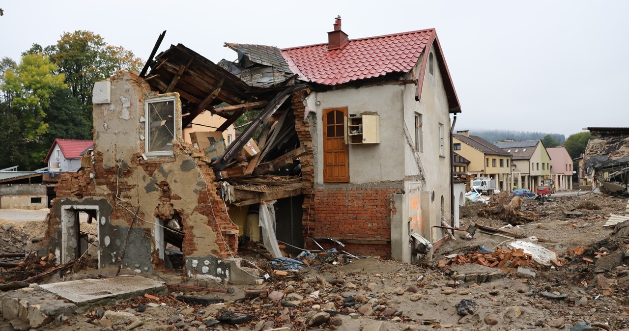 Zniszczone domy, mosty i szkoły. Stronie Śląskie po powodzi