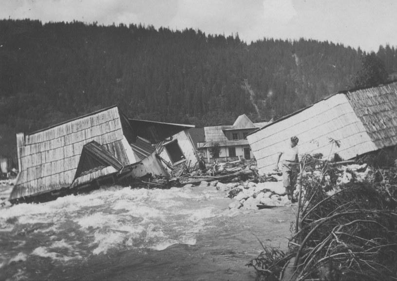 Zniszczone domy na Kamieńcu, zalane przez potok Bystry /Z archiwum Narodowego Archiwum Cyfrowego