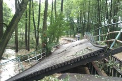 Zniszczone drogi, zerwany most. Skutki nawałnicy w śląskim Lelowie