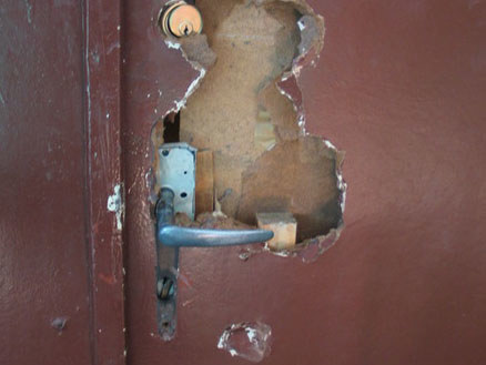 Zniszczone drzwi do mieszkania pani Małgorzaty &nbsp; /Fot. Agnieszka Wyderka /RMF FM