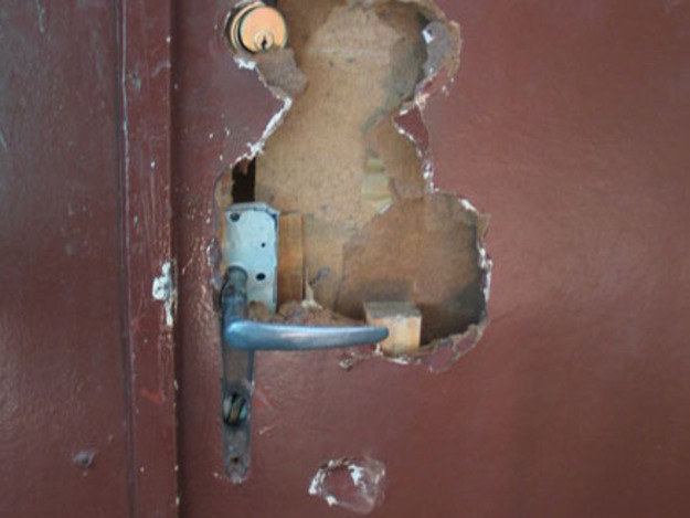 Zniszczone drzwi do mieszkania pani Małgorzaty &nbsp; /Agnieszka Wyderka  /RMF FM