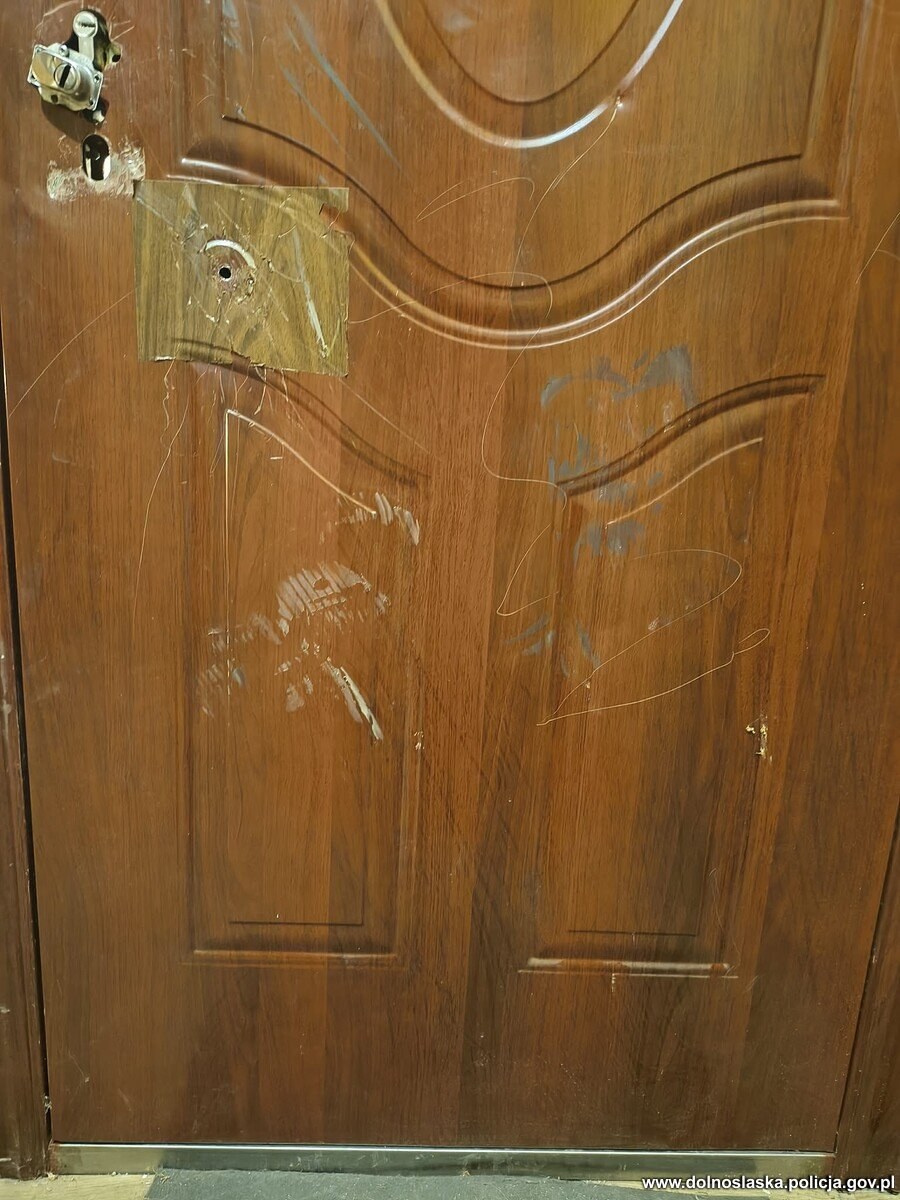 Zniszczone drzwi, fot. dolnośląska policja /