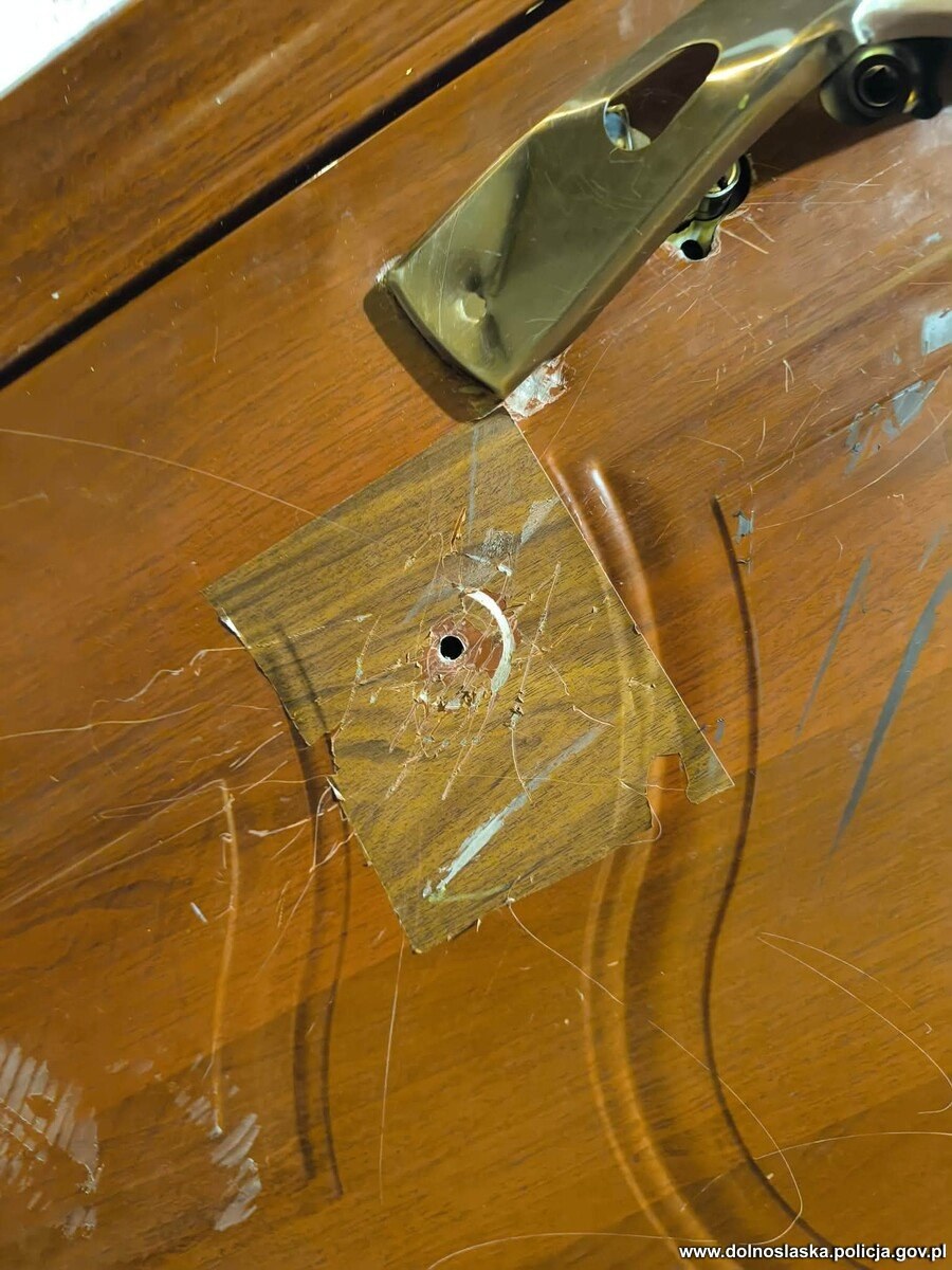 Zniszczone drzwi, fot. dolnośląska policja /