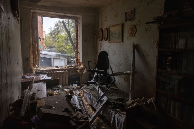 Zniszczone mieszkanie w Charkowie /ROMAN PILIPEY /PAP/EPA